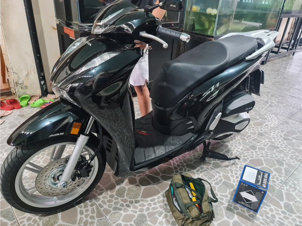 Thay bình ắc quy xe máy tận nhà