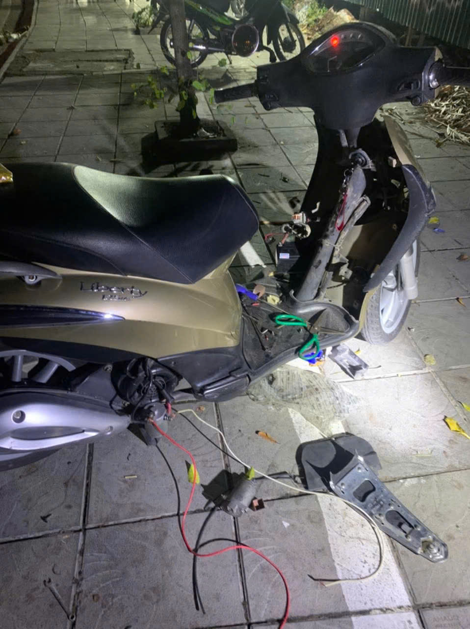 Cứu hộ xe bị ngập nước tại quận 10