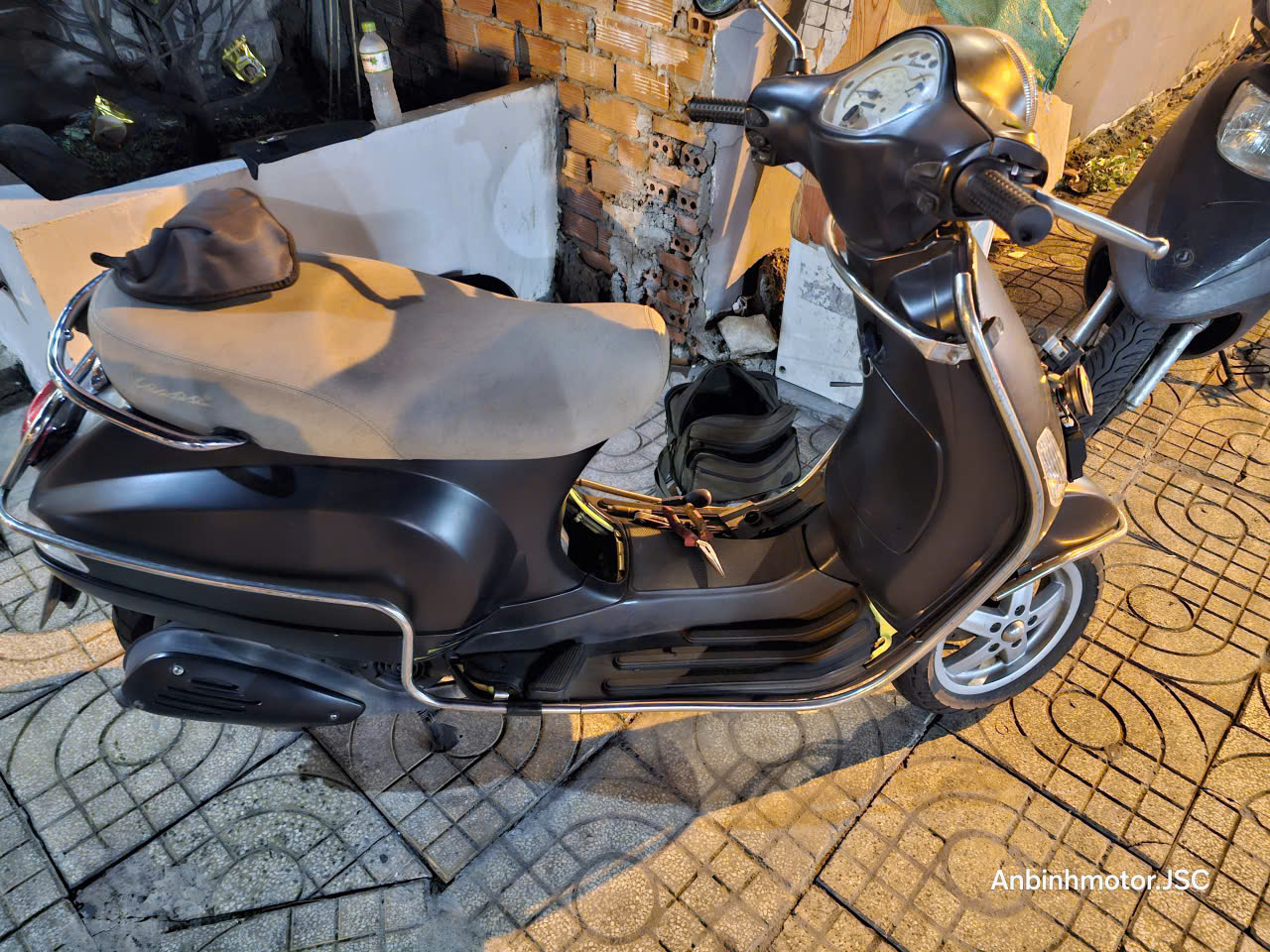 Kích và thay bình ắc quy xe máy quận 10
